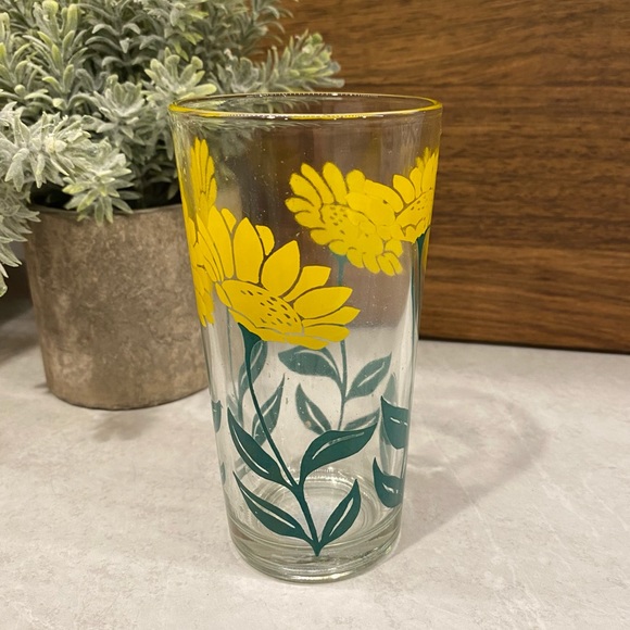 Mid-century Yellow and Green Flower on Glass - Picture 4 of 5